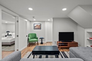1 chambre, bureau, fer et planche à repasser, lit parapluie