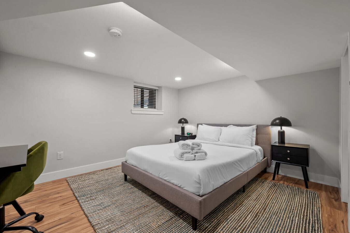 1 chambre, bureau, fer et planche à repasser, lit de bébé portatif