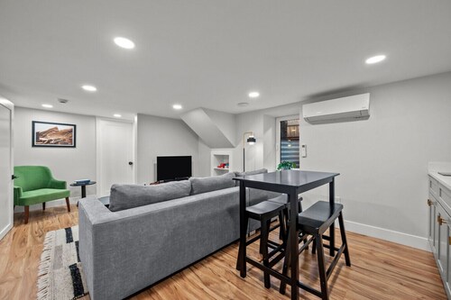 Cozy Dog-Friendly Unit with Parking Near Broadway