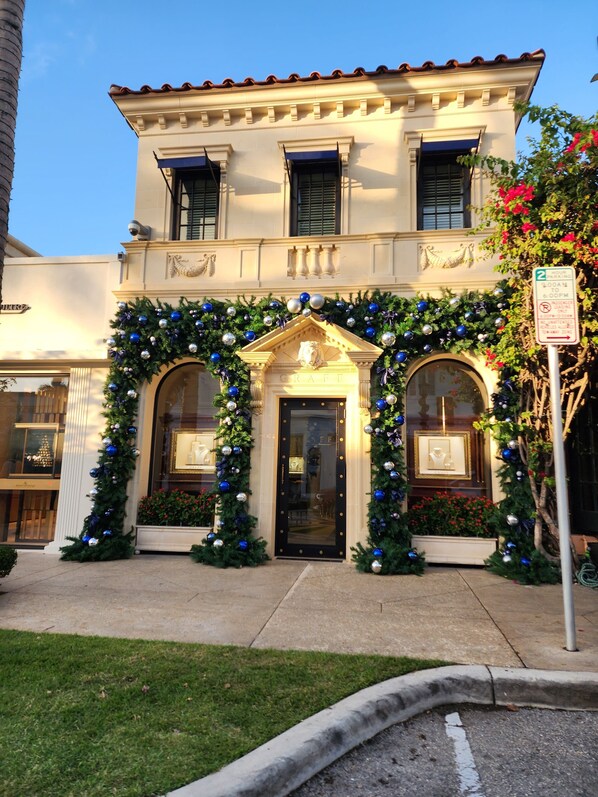 تفاصيل الفندق من الخارج