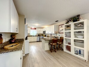 ثلاجة، ميكروويف، فرن، موقد طهي مسطح