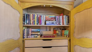 Ein Bücherregal aus Holz mit mehreren Regalböden, gefüllt mit Büchern.