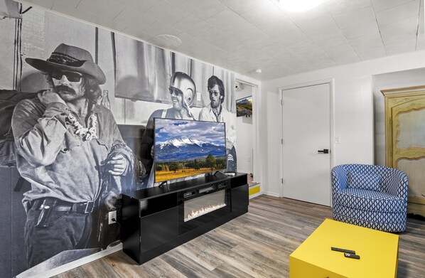 Smart-TV, Bücher, Musikbibliothek, Stereoanlage