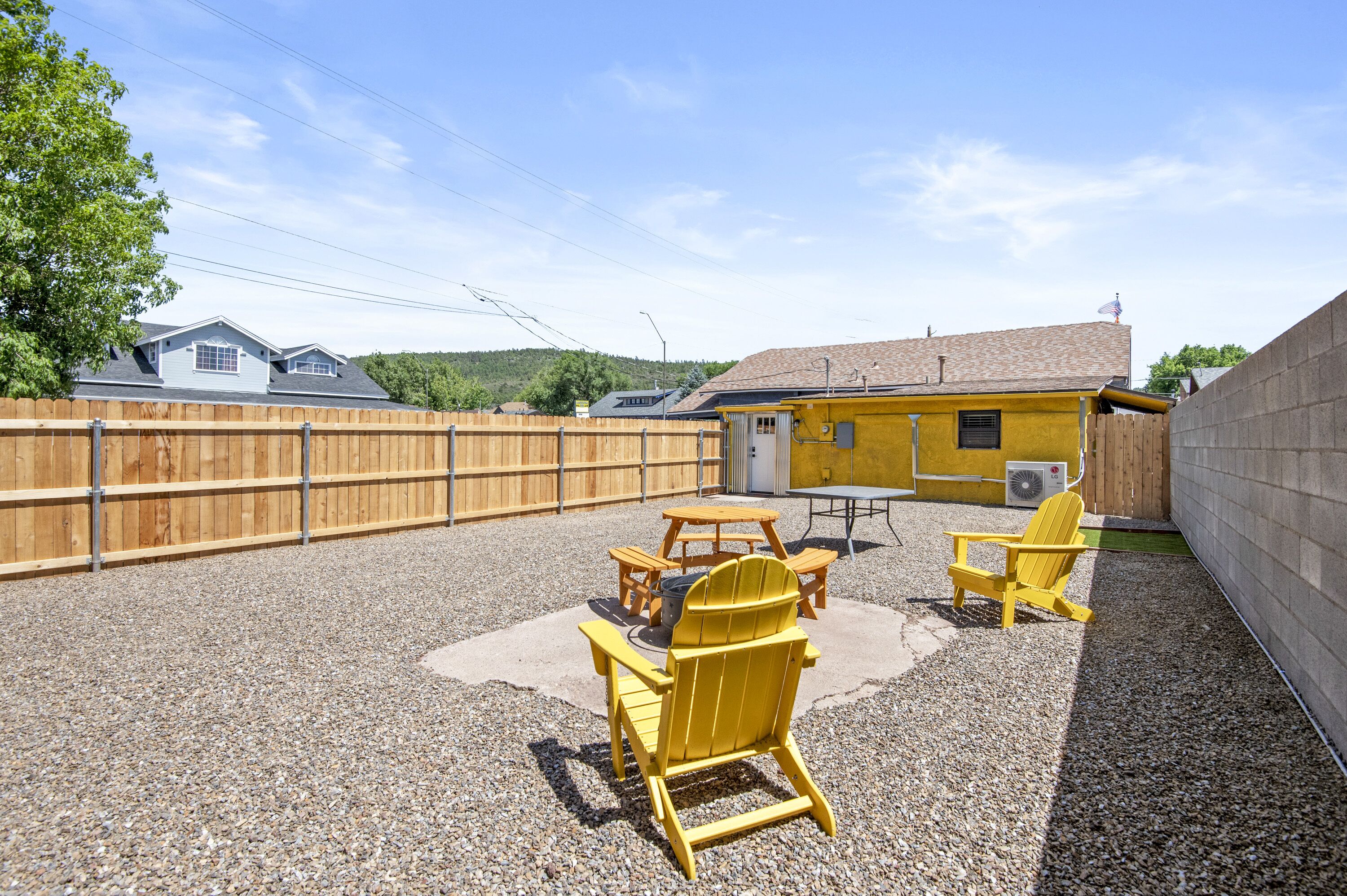 Downtown Blonde Bungalow w/Fully Fenced Yard, AC, W/D, 2 Smart Samsung TVs