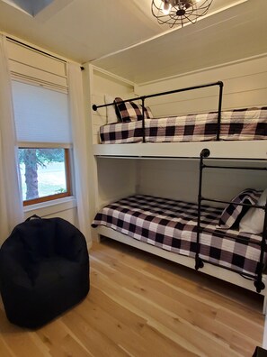 2 bedrooms, desk, free WiFi, bed sheets