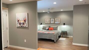 Een bureau, een strijkplank/strijkijzer, gratis wifi, beddengoed