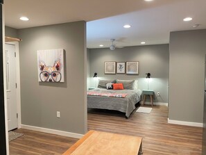 Room - Comfortable home with guest house and pool. (Midland)