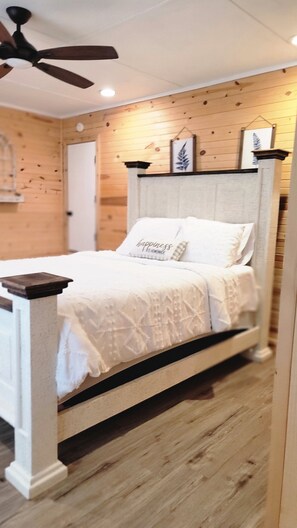 2 Schlafzimmer, Zimmersafe, Schreibtisch, Bügeleisen/Bügelbrett