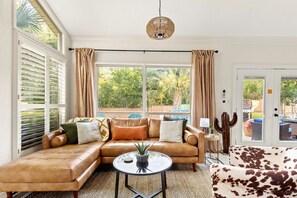 Smart-TV, Tischfußball, Bücher