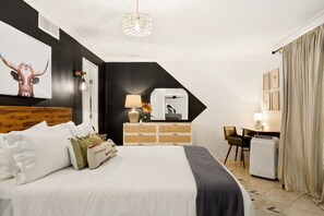 6 slaapkamers, een bureau, een strijkplank/strijkijzer, reisbedje