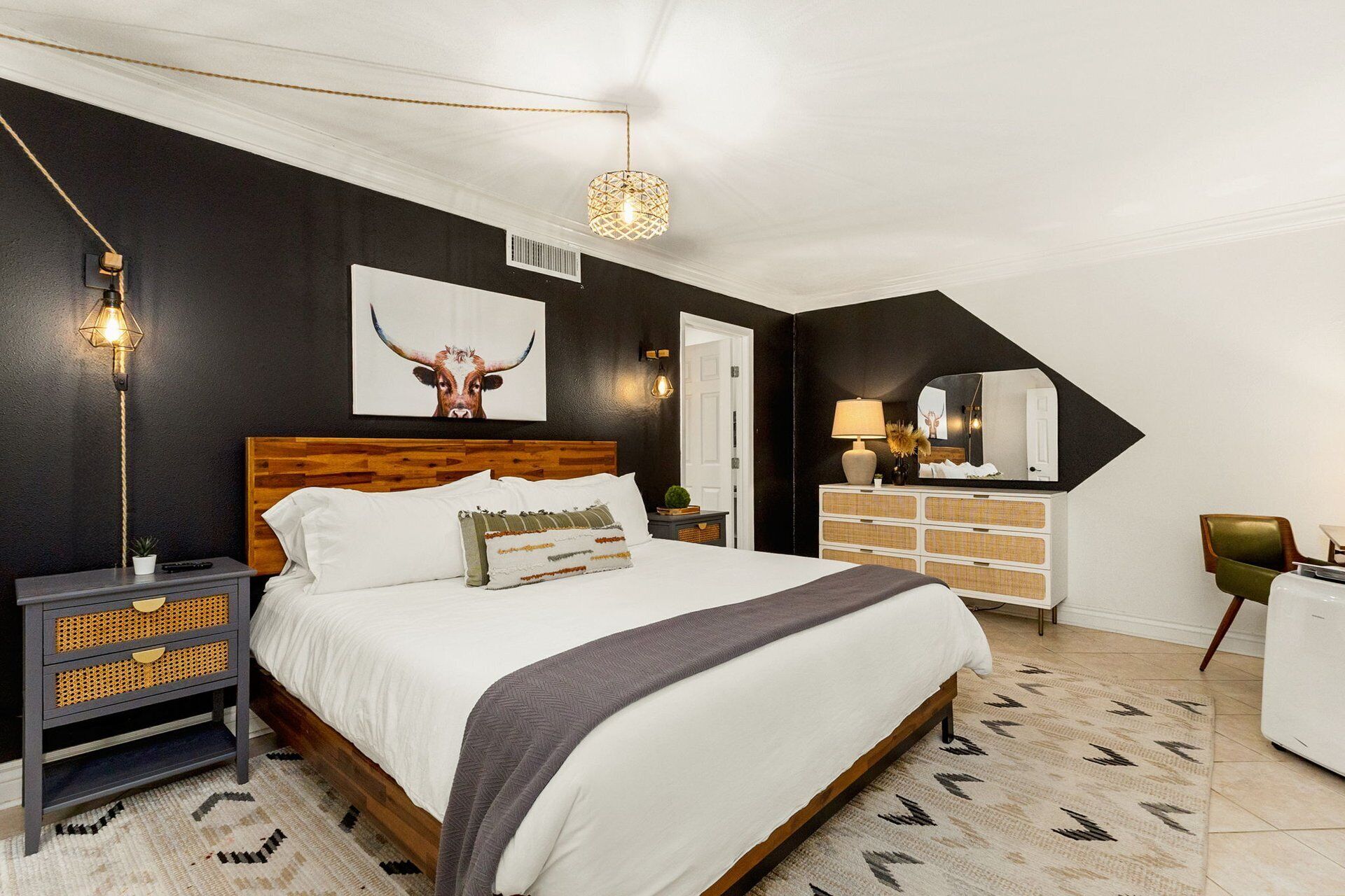 6 bedrooms, desk, iron/ironing board, travel cot