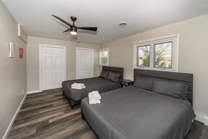 4 quartos, escrivaninha, ferros/tábuas de passar roupa