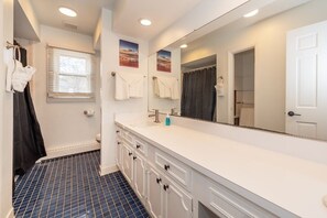 Douche, sèche-cheveux, serviettes fournies, savon