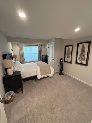 5 室のベッドルーム、デスク、アイロン / アイロン台、旅行用ベビーベッド