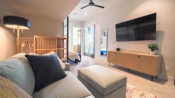 Smart TV, chimenea, videojuegos y futbolito