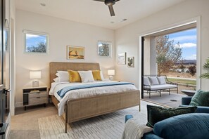 8 室のベッドルーム、デスク、アイロン / アイロン台、WiFi (無料)