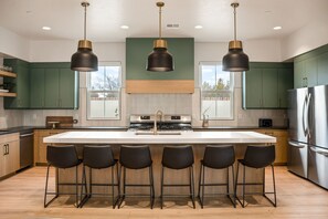 冷蔵庫、電子レンジ、オーブン、コンロ