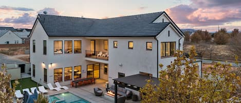 Alberca al aire libre y alberca climatizada