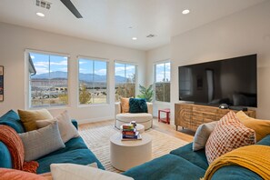 スマートテレビ、暖炉、テレビゲーム、テーブルサッカー台