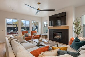 スマートテレビ、暖炉、テレビゲーム、テーブルサッカー台