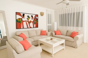 Smart TV - Playa Turquesa Ocean Club E-202 Ocean View 3 BR, free private beach, pools, WiFi (Punta Cana)