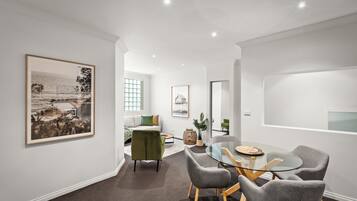 Apartemen Deluks | 2 kamar tidur, seprai premium, brankas, dan didekorasi berbeda-beda