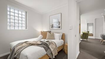 Apartemen Deluks | 2 kamar tidur, seprai premium, brankas, dan didekorasi berbeda-beda