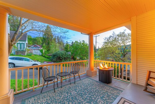 5 min walk to downtown! Newly renovated with original hardwoods and clawfoot tub