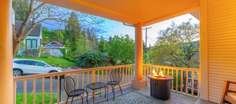 5 min walk to downtown! Newly renovated with original hardwoods and clawfoot tub