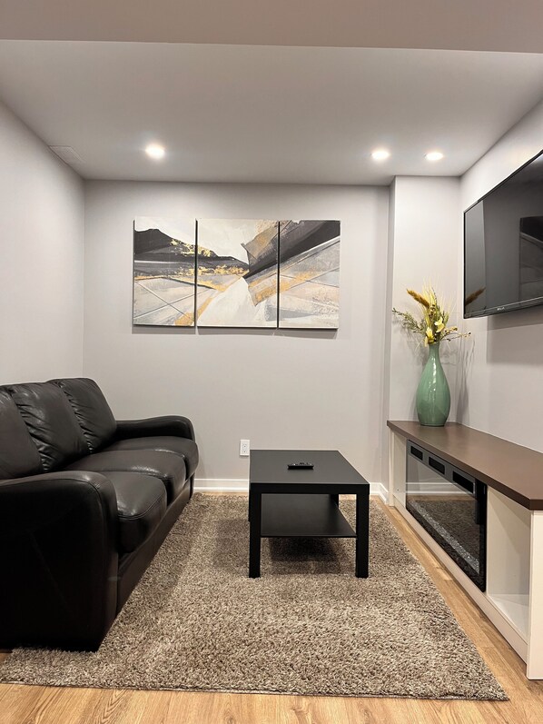 Smart TV, fireplace - Darlington’s basement suite! (Bowmanville)