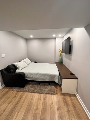 1 bedroom, iron/ironing board, WiFi, bed sheets - Darlington’s basement suite! (Bowmanville)