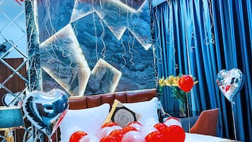 Deluxe Room | 1 bedroom, hypo-allergenic bedding, desk, free WiFi