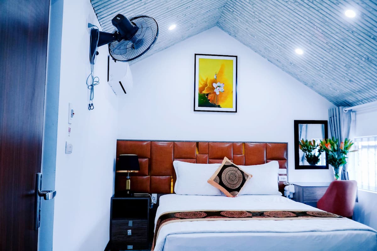 1 bedroom, hypo-allergenic bedding, desk, free WiFi