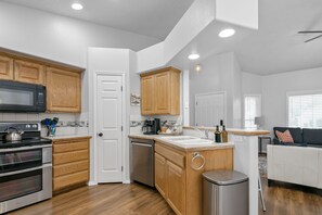 Refrigerador, microondas, horno y parrilla de estufa 