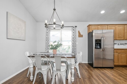 Cozy Cottage: relaxing retreat, pet and family friendly