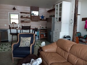 Smart TV - Mee Mee's Cabin Retreat- River, nature, small town, Hot Tub
(Genoa)