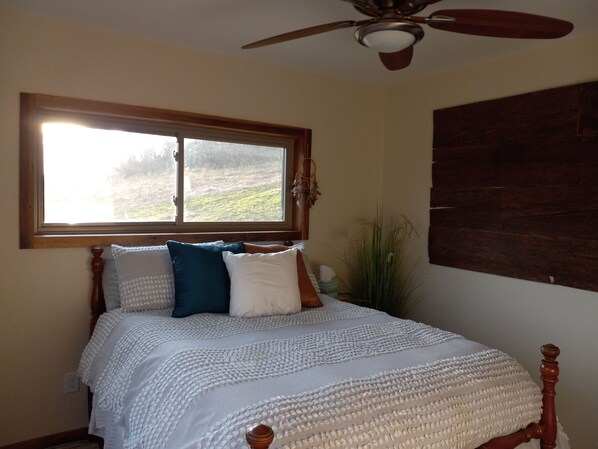 2 bedrooms, free WiFi, bed sheets, wheelchair access - Mee Mee's Cabin Retreat- River, nature, small town, Hot Tub
(Genoa)