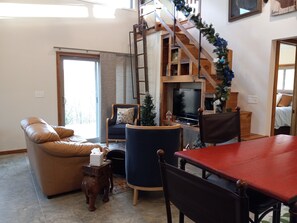 Interior - Mee Mee's Cabin Retreat- River, nature, small town, Hot Tub
(Genoa)