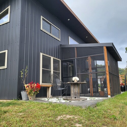 Mee Mee's Cabin Retreat- River, nature, small town, Hot Tub
