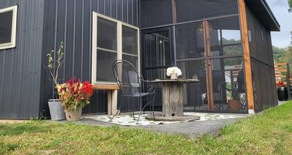 Mee Mee's Cabin Retreat- River, nature, small town, Hot Tub