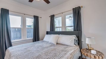 1 habitación, escritorio, tabla de planchar con plancha y cuna de viaje
