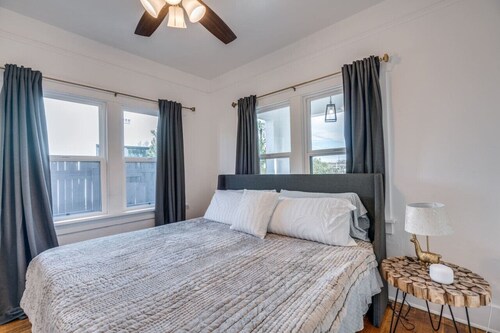 1926 Historic Duplex / 1 BR 1 BA / Near U of A