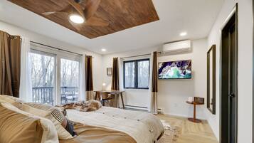 5 bedrooms, desk, iron/ironing board, travel crib