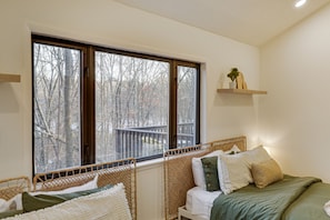 5 bedrooms, desk, iron/ironing board, travel cot