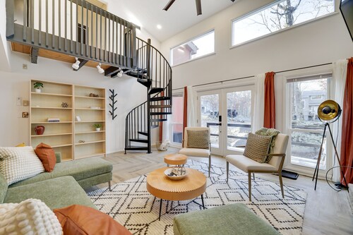Lake Retreat: Hot Tub, Sauna, Game Room, Stream, EV and Stunning Backyard Views