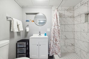 Hair dryer, towels, soap, toilet paper - 1-bedroom vacation home just 8 minutes from Florida Mall (Orlando)