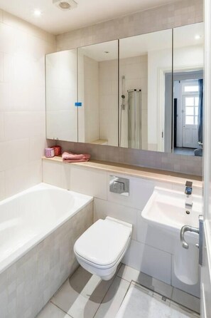 Een douche, een haardroger, handdoeken