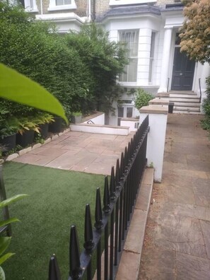 Property grounds - Super Kensington apt sleeps 2 to 4 with free WiFi (London)