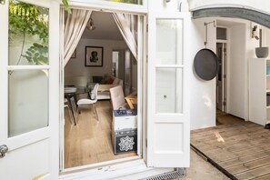 Interior - Super Kensington apt sleeps 2 to 4 with free WiFi (London)