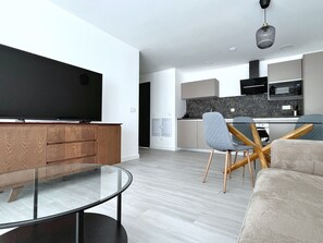 TV - Superior Apartment Sleeps 2 with Pool (Villaverde)